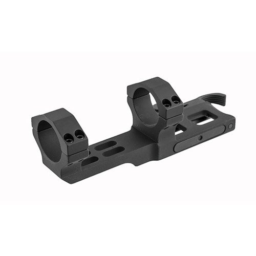 M1A SOCOM II QD Scope Mount erbjuder snabb avtagning, 1/2 MOA noggrannhet, justerbara 30mm ringar och säker recoil-resistens för optimal prestanda.