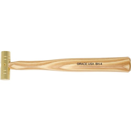 GUNSMITH'S BRASS HAMMER från Grace USA har en solid mässingskonstruktion, ergonomiska hickoryhandtag och perfekt balans för noggrant arbete.