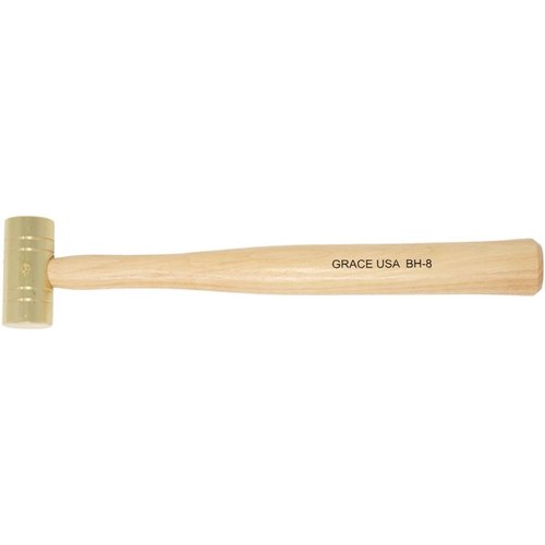 GUNSMITH'S BRASS HAMMER från Grace USA erbjuder hållbar konstruktion av högkvalitativ CDA 360 brass, ergonomiska hickory-handtag och perfekt balans för precisionsarbete.
