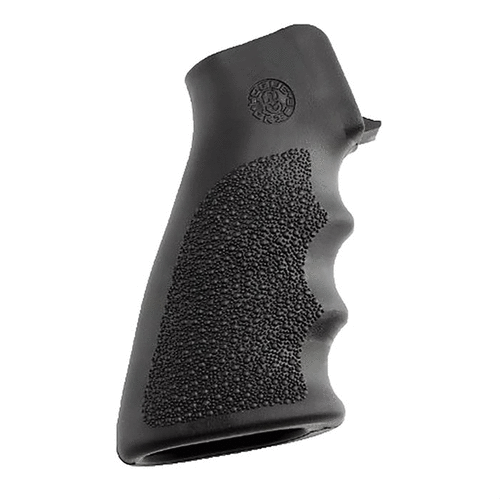 HOGUE AR-15 Pistol Grip erbjuder ett icke-glidande grepp med ortopedisk design, vilket ökar komforten och dämpar stötar för en bättre skytteupplevelse.