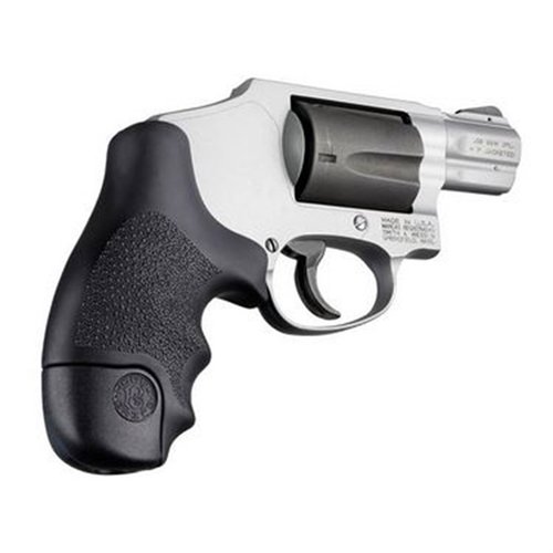 HOGUE S&W J FRAME ROUND BUTT grip erbjuder överlägsen komfort och kontroll, idealisk för Centennial och Polymer Bodyguard, perfekt för skytte och självförsvar.