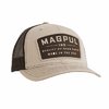 Upptäck Magpuls GO BANG truckerhatt i khaki, med klassisk design, justerbar snap back, mesh bak för bättre andningsförmåga och broderad patch.