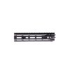 Daniel Defense RIS III Rail erbjuder en lätt och hållbar konstruktion med M-LOK fästen, fri svävande pipdesign och en stabil övre railsplattform.