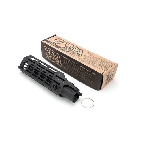 Strike Industries BENELLI M2 VALOR OF ACTION HANDGUARD erbjuder en lätt och stark design i 6061-T6 aluminium, med 9 M-LOK fästen och ergonomiska grepp för bättre kontroll.