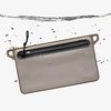 DAKA Waterproof Window Pouch erbjuder 100% vattentäthet, lättanvända YKK-zippar och genomskinlig panel för enkel identifiering av innehåll.