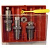 .338 Win Mag Pacesetter 3-die set innehåller Full Length Sizing Die, Bullet Seating Die, Factory Crimp Die och mer, passar alla 7/8"-14 pressar.