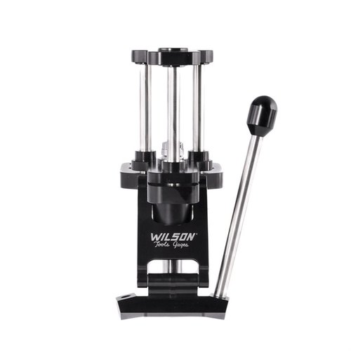 L.E. WILSONs single stage reloading press erbjuder precision med en 3 rod design, justerbart handtag och robust konstruktion i anodiserad aluminium och rostfritt stål.