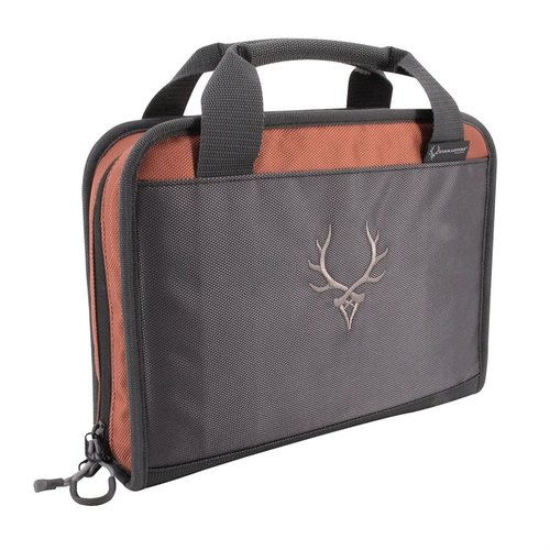 MARKSMAN Pistol Case erbjuder hållbar 1680D polyester, tjock skumvaddering och en platt design som fungerar som ett vapenunderlag, perfekt för 2 pistoler.