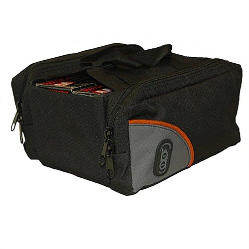 BOB ALLEN TEAM SERIES FOUR-BOX SHELL CARRIER är tillverkad av ripstop nylon, rymmer fyra lådor med patroner, har två blixtlåsfickor och är lätt att förvara.
