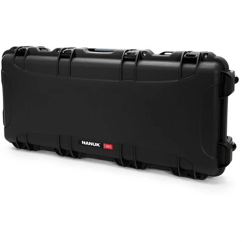 NANUK 985 är en robust hård väska som skyddar ditt vapen mot vatten, damm och stötar, med TSA-godkända lås och ergonomiskt handtag för enkel transport.