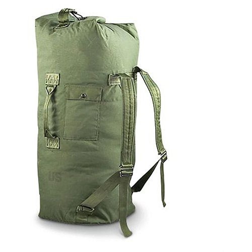 Den US MADE TWO STRAP NYLON CORDURA DUFFLE BAG är vattentålig, har två vadderade axelremmar, en extern ficka och är perfekt för både militär och utomhusbruk.