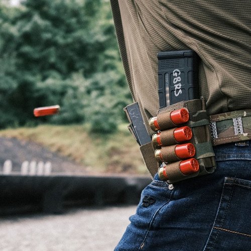 GBRS Group Shotgun Shell Sleeve är en lätt och intuitiv hållare för hagelpatroner som passar över din Single Rifle Magazine Pouch, med säker förvaring och smidig åtkomst.