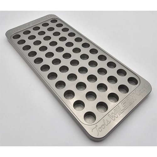 L.E. Wilson Billet Aluminum Reloading Trays erbjuder överlägsen hållbarhet, lågprofil design och är stapelbara, perfekta för effektiv hantering av hylsor.