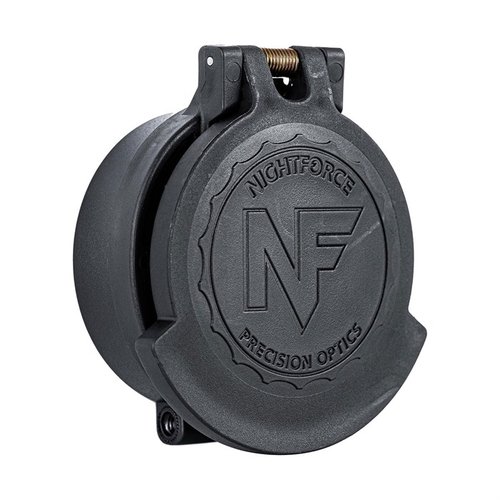 Nightforce EYEPIECE FLIP-UP CAP ger skydd för ATACR 25x och 35x, är robusta, lätta att öppna och låsa, perfekt för fältanvändning.
