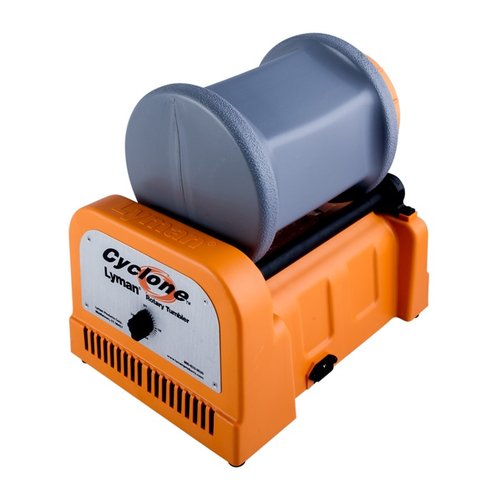 Upptäck Lyman Cyclone Rotary Tumbler! 🌪️ Rengör upp till 1000 hylsor effektivt med rostfria stift och flytande lösning. Enkel att använda!