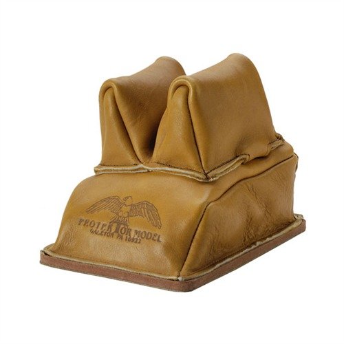 HEAVY BOTTOM RABBIT EAR REAR BAG från PROTEKTOR har en extra tjock botten för stabilitet, slät läderkonstruktion och öron som förhindrar sidoförflyttning.