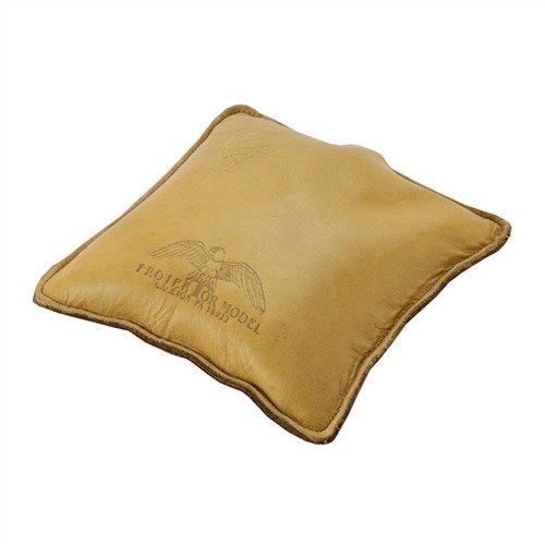 NO. 18 Pillow Bag är handgjord i mjukt, toppkornigt läder, perfekt för att stödja din arm under skott med sueded botten för bra grepp och hållbar konstruktion.