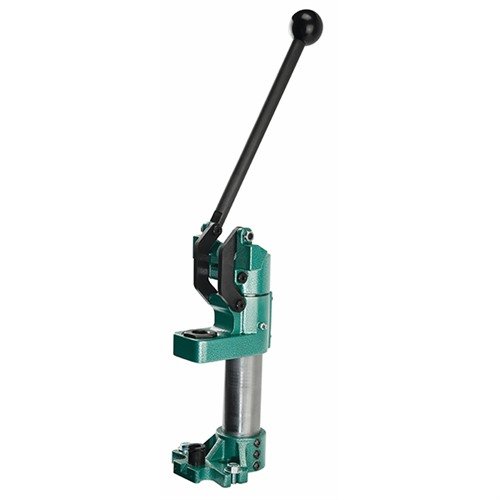 SUMMIT RELOADING PRESS från RCBS erbjuder stabilitet med sin gjutjärnsram, ambidextrös design för enkel åtkomst och snabb diebyte, samt kraftfull 2-tums ram.