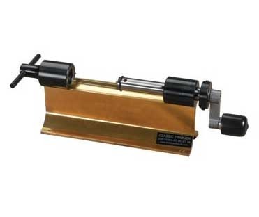FORSTER CLASSIC CASE TRIMMER ger en exakt och effektiv trimning av hylsor, vilket säkerställer optimal prestanda och precision för dina skyttebehov.