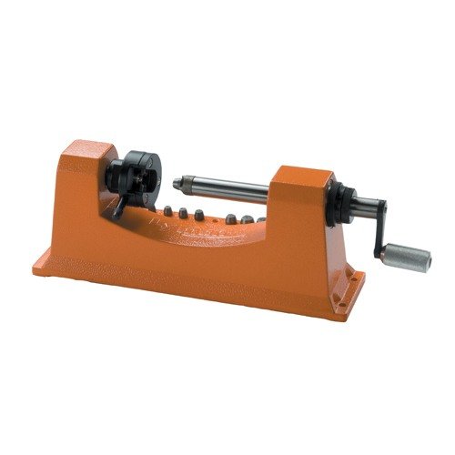 LYMAN Universal Carbide Case Trimmer är en robust verktyg för noggrann hylstrimning, med en hållbar Carbide Cutter Head och nio kaliberpiloter för alla behov.