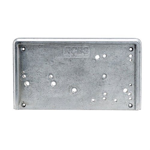 Spara tid och utrymme med ACCESSORY BASE PLATE 3. Fäst den på valfri arbetsyta för snabb montering av RCBS-verktyg utan massor av hål.