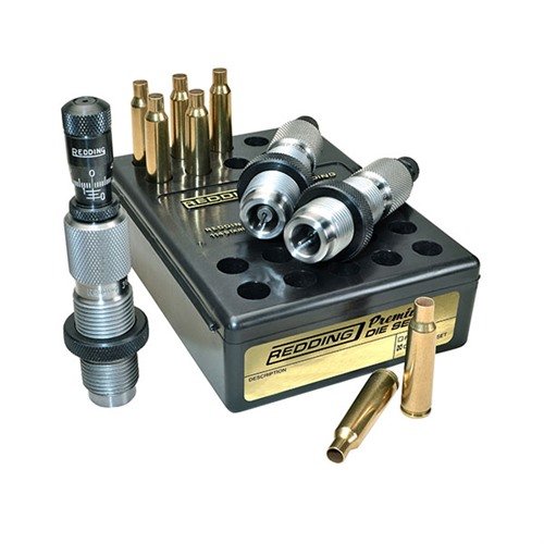 Redding Premium Deluxe Die Set för 204 Ruger erbjuder precision med Carbide Size-knapp och Bullet Micrometer Seating Die för exakt justering av kuldjup.