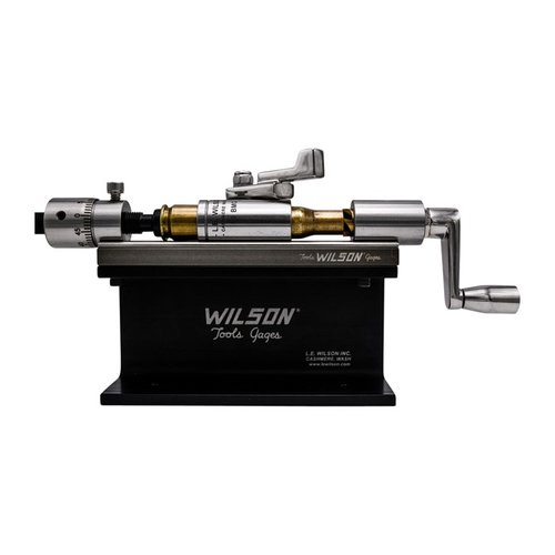 L.E. Wilson .50 BMG Microstop Case Trimmer Kit erbjuder noggrann trimning av .50 BMG-fodral, med justerbar mikrostop och stöd för långa fall, perfekt för kvalitetsåterladdning.
