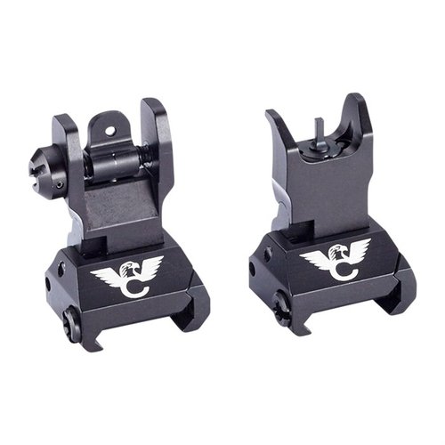 AR-15 BACK-UP SIGHT SET från WILSON COMBAT erbjuder robusta, vikbara sikten i mil-spec anodiserad aluminium, lättjusterbara för vind och höjd, perfekt för din AR.